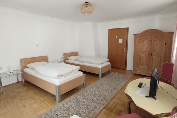 2 Einzelbetten, Schrank, Tisch mit TV